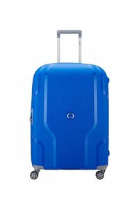 Valigia rigida blu con superficie testurizzata, maniglia telescopica in argento e quattro ruote nere. Presenta un logo sul davanti.