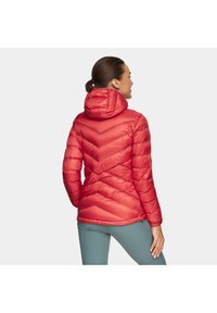 Czerwona kurtka puchowa z wzorem w zygzak, z kapturem i lekkim materiałem. Tył pokazuje dopasowaną sylwetkę i pikowaną teksturę.