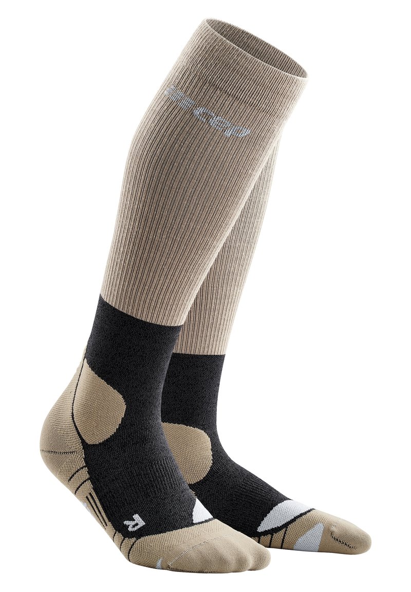 Calze al ginocchio con parte superiore a costine beige, soletta nera imbottita, zone imbottite, dettagli bianchi e punta rinforzata.