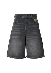 Svarte denimshorts med rett snitt, fem lommer og synlig merkevarelogo på linningen; lett frynsete kant nederst.