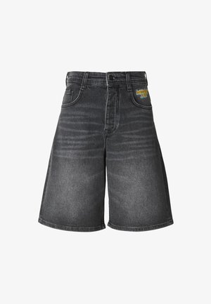 Mustat suoraleikkaiset farkkushortsit, joissa on viisi taskua ja vyötäröllä näkyvä merkkilogo; lahkeensuissa kevyttä kulumaa.