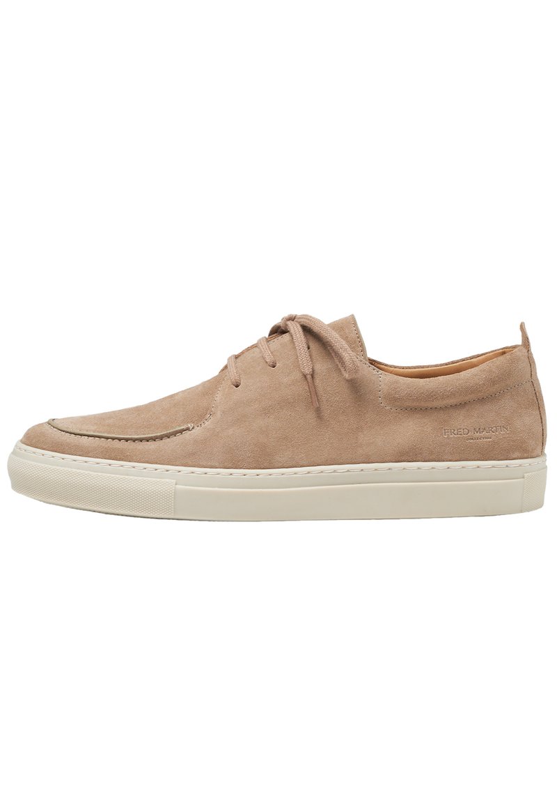 Beige suède sneaker met een ronde neus, veters aan de voorkant en een witte rubberen zool. Voorzien van tonale stiksels en een subtiel merklogo aan de zijkant.