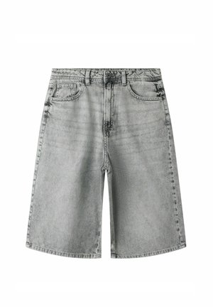 Pantaloncini di jeans grigi fino al ginocchio con tasche frontali e porta-monete, passanti per cintura e chiusura con bottone.