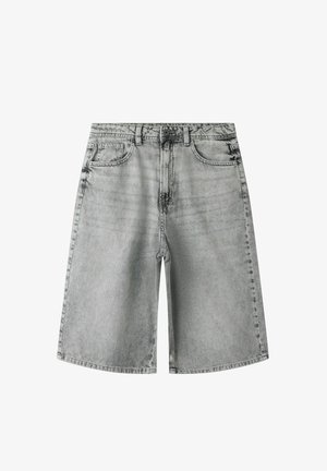 Sive denim kratke hlače do kolen z velikimi sprednjimi žepi, žepom za drobiž, zanko za pas in zapenjanjem na gumb.