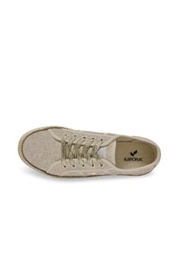 Sneaker beige con upper in tessuto testo, lacci metallici dorati, punta rotonda e logo del marchio all'interno. Presenta un bordo in juta intrecciata attorno alla suola.