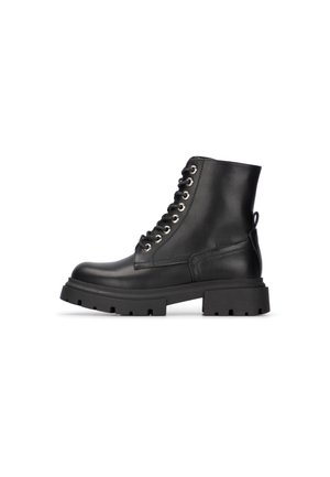 Botas de tobillo de cuero negro con puntera redondeada, que presentan ojales, cordones, una suela texturizada y una pequeña lengüeta en la parte trasera.
