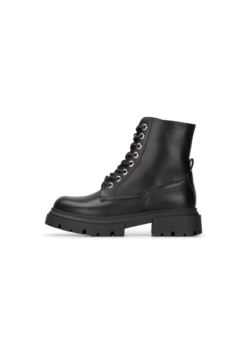 Botas de tobillo de cuero negro con puntera redondeada, que presentan ojales, cordones, una suela texturizada y una pequeña lengüeta en la parte trasera.