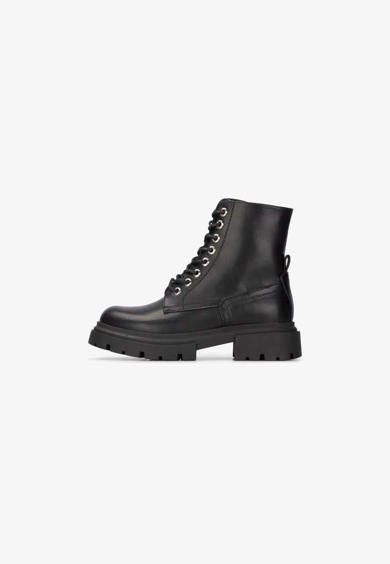 Botas de tobillo de cuero negro con puntera redondeada, que presentan ojales, cordones, una suela texturizada y una pequeña lengüeta en la parte trasera.