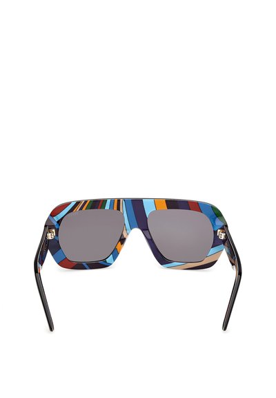 Gafas de sol con grandes lentes rectangulares grises y una montura gruesa y colorida a rayas en tonos de azul, naranja, rojo, verde y negro.