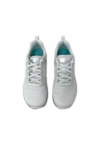 Scarpe da ginnastica bianche con tomaia in rete, punta rotonda e lacci piatti. La soletta presenta un accento azzurro chiaro. Design leggero.