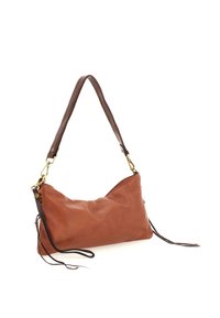 Borsa a tracolla in pelle marrone con forma asimmetrica, dotata di tracolla marrone rimovibile e nappine decorative sui lati. Accenti di hardware dorato.