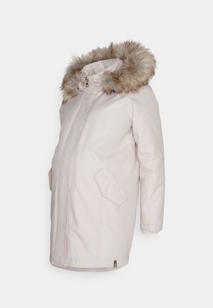 Chaqueta de maternidad rosa claro con capucha de pelo sintético, bolsillos en ángulo y exterior suave. Presenta un cierre de cremallera completa y puños acanalados.