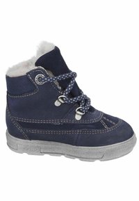 Bota de cuero azul marino con suela de goma gris, cuello acolchado y cordones a cuadros azules y blancos. Presenta detalles de costura blanca.