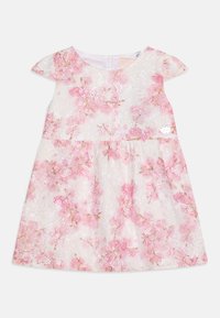 Květinové šaty v růžové a bílé krajce s krátkým rukávem, ve tvaru A, s malým stříbrným logem poblíž pasu.