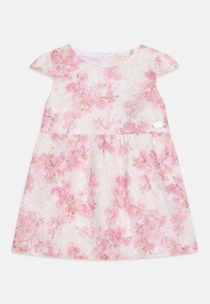 Bloemendress in roze en witte kant met korte mouwen, A-lijnvorm, met een klein zilveren logotextuur nabij de taille.