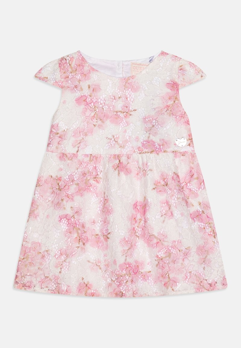 Květinové šaty v růžové a bílé krajce s krátkým rukávem, ve tvaru A, s malým stříbrným logem poblíž pasu.