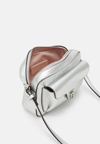 Coccinelle BEAT SOFT - Taška s příčným popruhem - silver-coloured