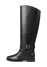 Botte de équitation en cuir noir, haute, avec un petit talon et une boucle décorative sur le côté, sur fond blanc.