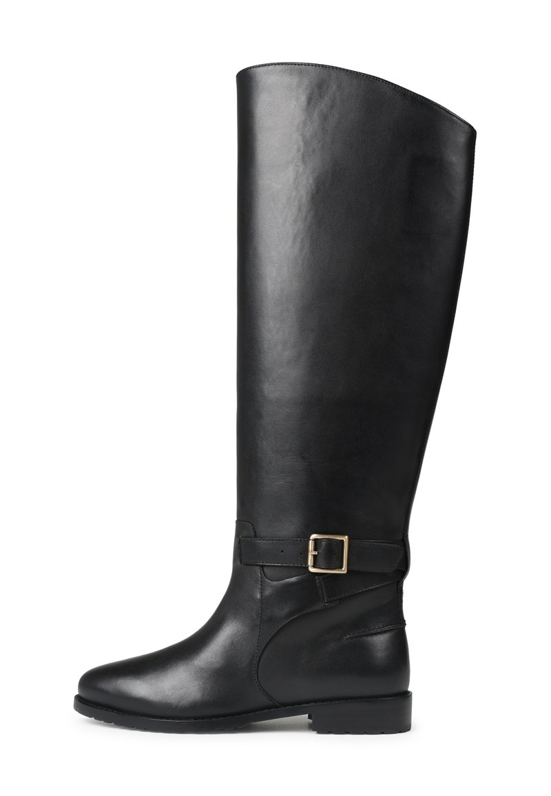Botte de équitation en cuir noir, haute, avec un petit talon et une boucle décorative sur le côté, sur fond blanc.