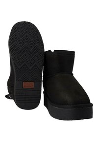 Botas de tobillo de ante negro con suela plana de goma negra. Presentan un patrón de dibujo en zigzag y una etiqueta de B&W Breakwalk en la suela.
