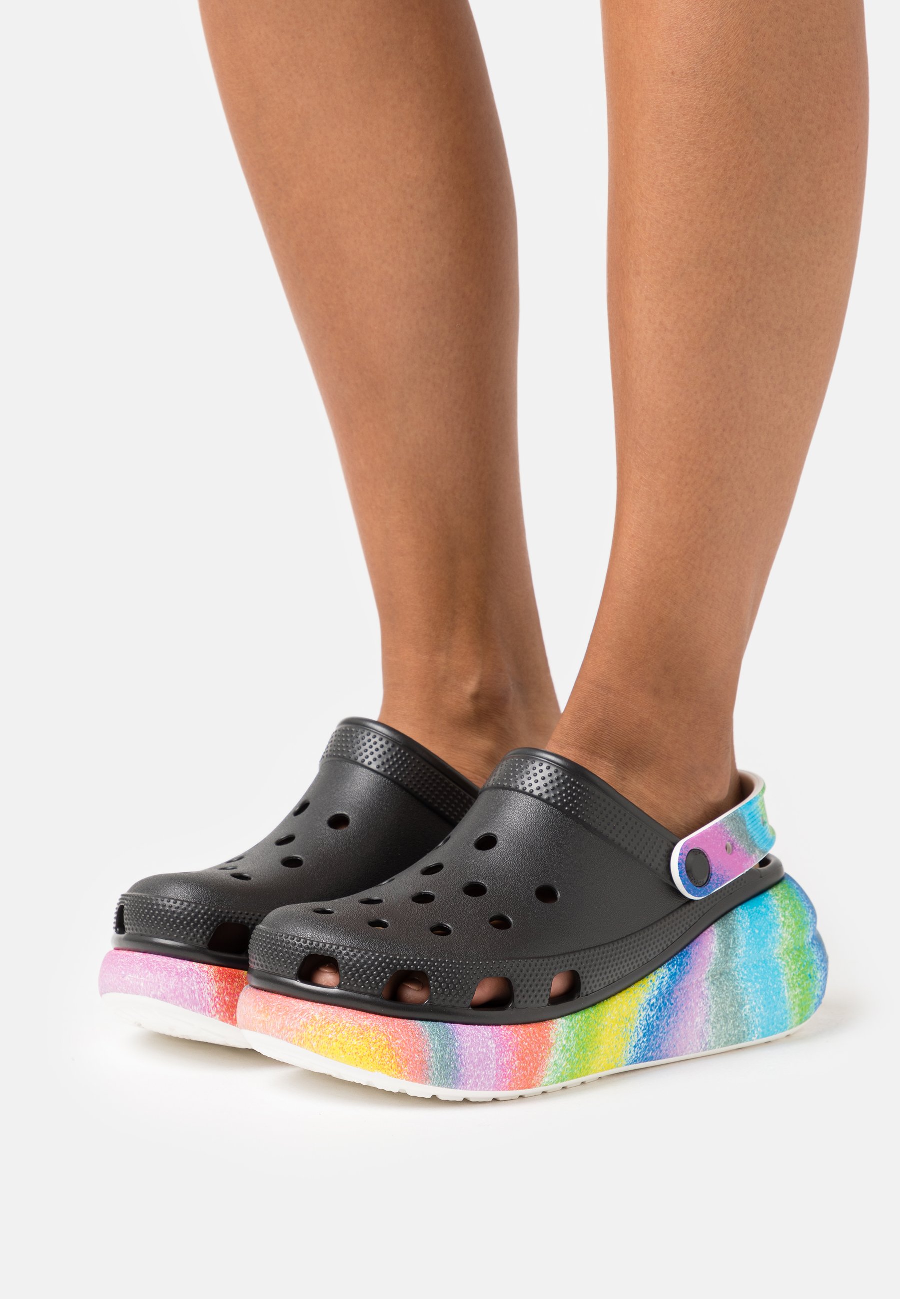 Crocs CLASSIC CRUSH SPRAY DYE - Mules - black/multi-coloured 