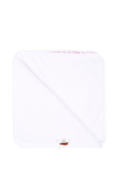 Serviette à capuche pour bébé en tissu blanc doux, avec une petite doublure visible à motif rose et une étiquette de marque en tissu attachée.