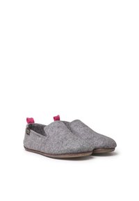 Gray felt slippers with pink fabric accents on the heel, featuring a soft texture and rounded toe design, suitable for indoor wear.