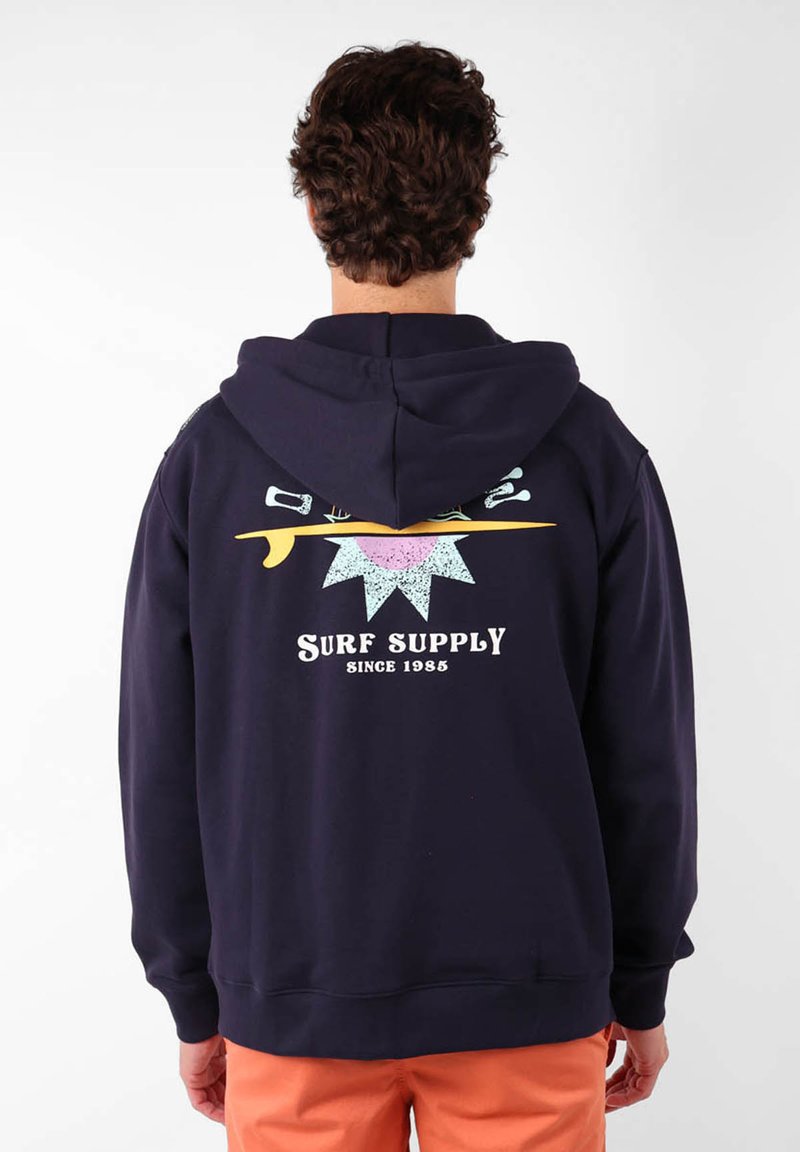 Sweat à capuche bleu marine avec un cordon de serrage et une poche kangourou. Présente un graphique coloré au dos avec "Surf Supply" et un design de soleil.