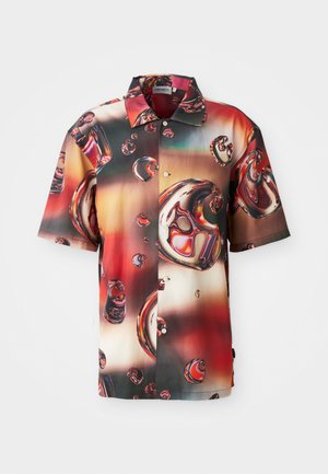 Chemise à manches courtes en tissu brillant, présentant un design abstrait éclatant de bulles rouges et brunes sur un fond dégradé. Boutonnage sur le devant.