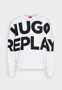 Sudadera blanca con un gran texto negro que dice "HUGO REPLAY" en la parte delantera. Cuello redondo, mangas largas y puños acanalados en las muñecas.