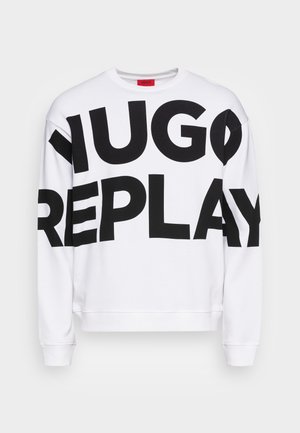 Sudadera blanca con un gran texto negro que dice "HUGO REPLAY" en la parte delantera. Cuello redondo, mangas largas y puños acanalados en las muñecas.