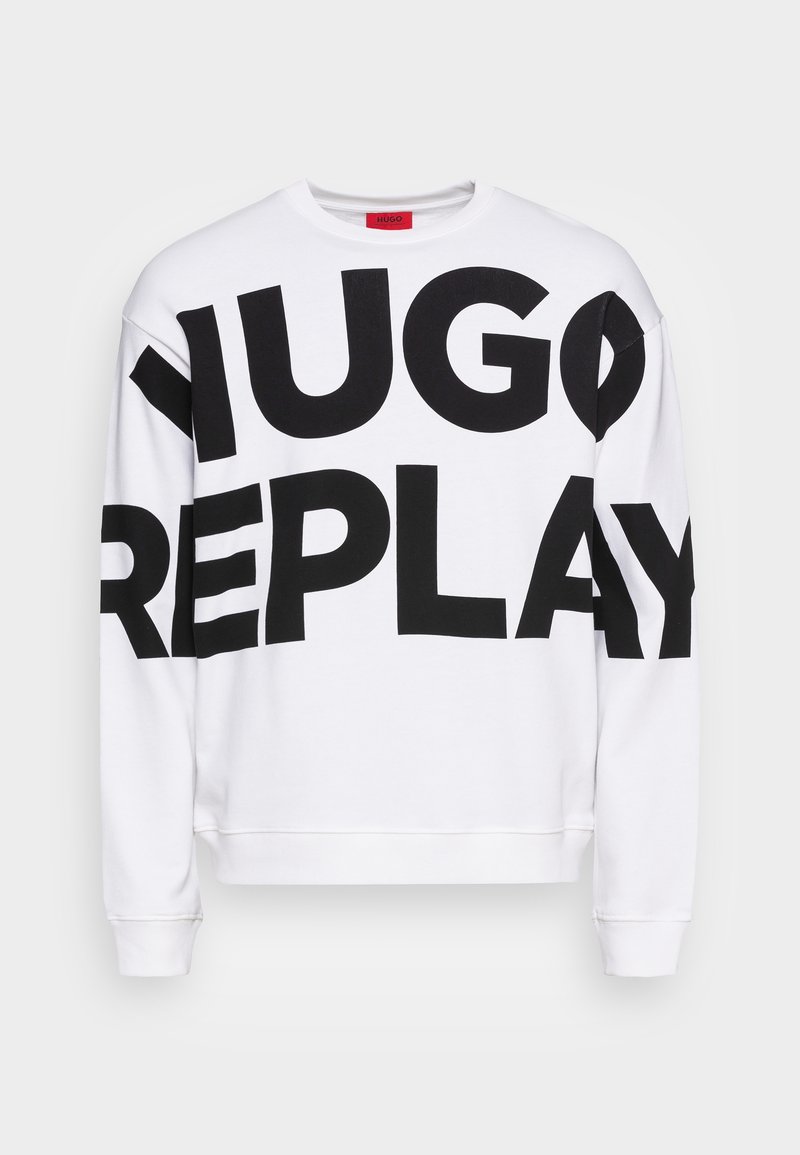 Valkoinen collegepaita, jossa on suuri musta teksti "HUGO REPLAY" etupuolella. Pyöreä kaula-aukko, pitkät hihat ja ribattu cuffs ranteissa.