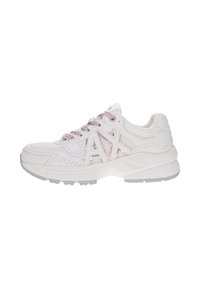 Zapatilla deportiva blanca con acentos morados, paneles de malla y superficie texturizada. Cuenta con una suela gruesa y un logotipo prominente en el lateral.