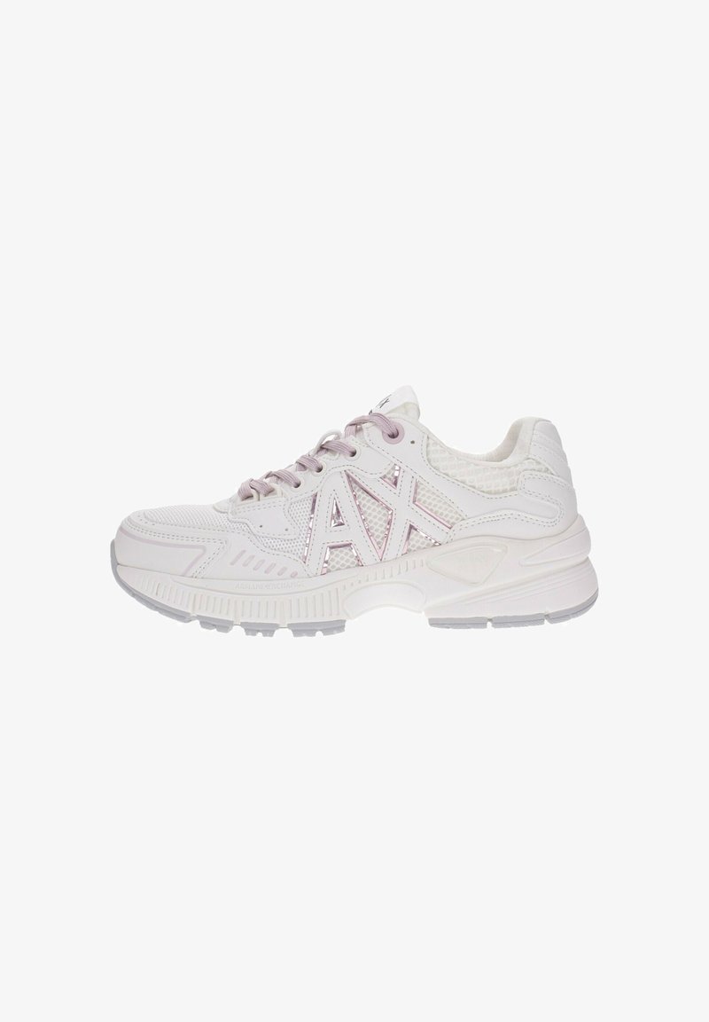 Zapatilla deportiva blanca con acentos morados, paneles de malla y superficie texturizada. Cuenta con una suela gruesa y un logotipo prominente en el lateral.