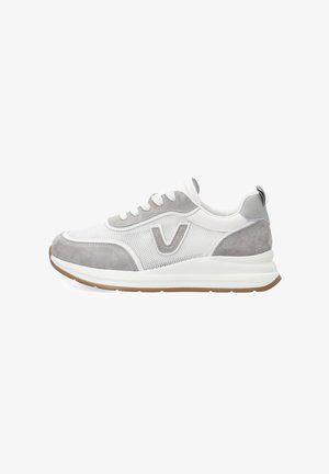 Witte en grijze sneaker met mesh en suède panelen, witte veters, een "V"-logo aan de zijkant en een beige rubberen zool.