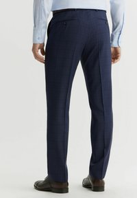 Granatowe spodnie w kratę o dopasowanym kroju, z paskiem, dwiema kieszeniami z tyłu z guzikami i gładką teksturą materiału.