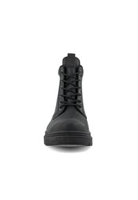Botte noire en cuir à cheville avec bout rond, surface texturée et design à lacets à six œillets. Elle présente une semelle en caoutchouc robuste et un accent de logo sur la languette.