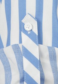 Overhemd met knoopsluiting in blauw en witte verticale strepen, van een gladde katoenen stof, met een puntige kraag en een enkele witte knoop met vier gaten.