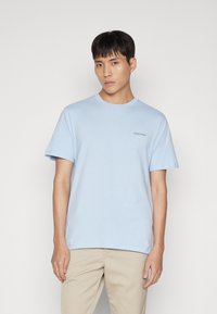 Calvin Klein ANGLED BACK LOGO - T-shirts med print - kentucky blue
