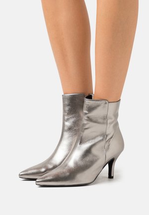 DARLINE - Classic heels - carbon corfu