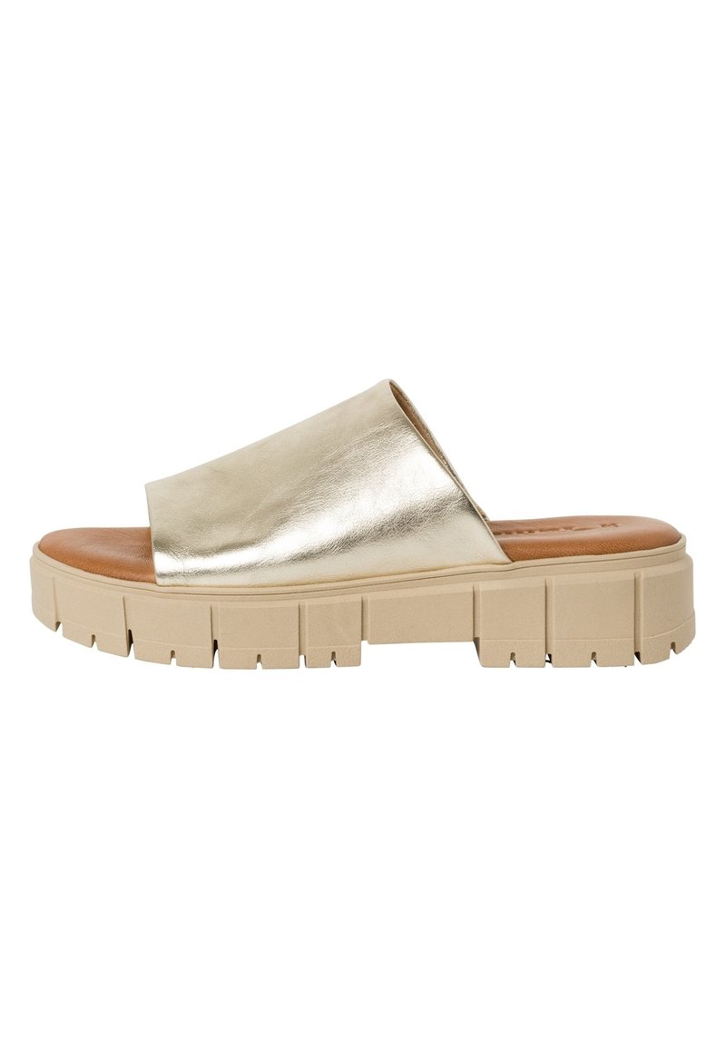 Metalen gouden slip-on sandaal met een brede band, een tan voetbed en een robuuste lichtbeige zool met gestructureerde groeven voor grip.