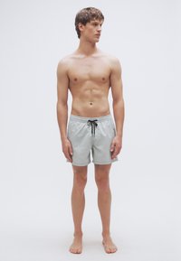 Ανοιχτό γκρι μαγιό σορτς από γρήγορα στεγνωμένο ύφασμα, με μαύρο κορδόνι, απαλή υφή, ελαστική μέση και χωρίς σχέδια.