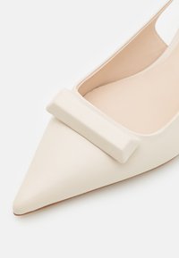 Marc Cain Klassikalised kontsakingad - off white