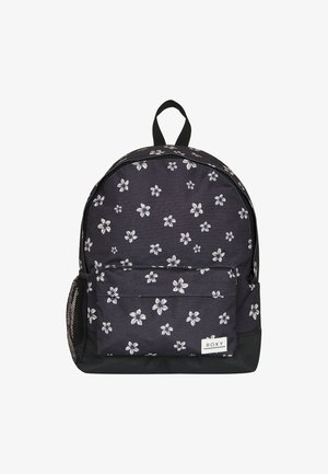 Sac à dos en tissu noir avec un motif floral blanc, comprenant une poche avant, une poche latérale en filet et une poignée de transport en haut. Étiquette de marque Roxy incluse.