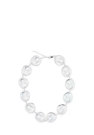 Collier épais avec des maillons en résine clairs, ovales irréguliers, reliés par de petits anneaux en argent et un fermoir en argent avec chaîne réglable.