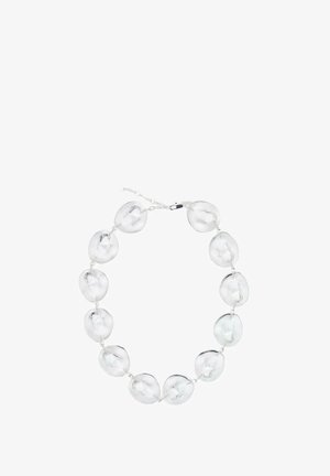 Collier épais avec des maillons en résine clairs, ovales irréguliers, reliés par de petits anneaux en argent et un fermoir en argent avec chaîne réglable.