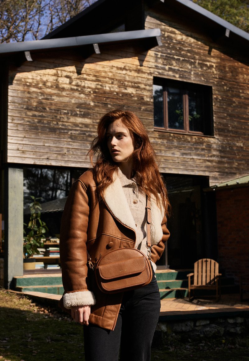 nat & nin JUDY - Torba preko tijela - hazelnut