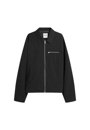 Svart zip-up jacka i mjuk tyg, med klassisk krage, långa ärmar, sidofickor och en liten bröstficka med dragkedja.