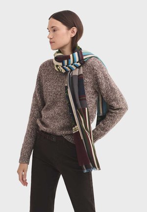 Multikolor tørklæde lavet af blødt stof, med en blanding af striber og ensfarvede segmenter i nuancer af blå, grøn, maroon og cream. Frynsede kanter.
