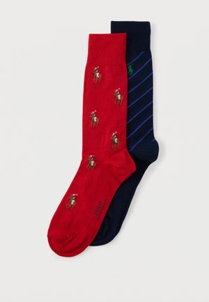 Dva páry ponožiek Polo Ralph Lauren, jeden červený s vyšívanými hráčmi póla, druhý námornícky modrý s modrými diagonálnymi pruhmi a zeleným logom.